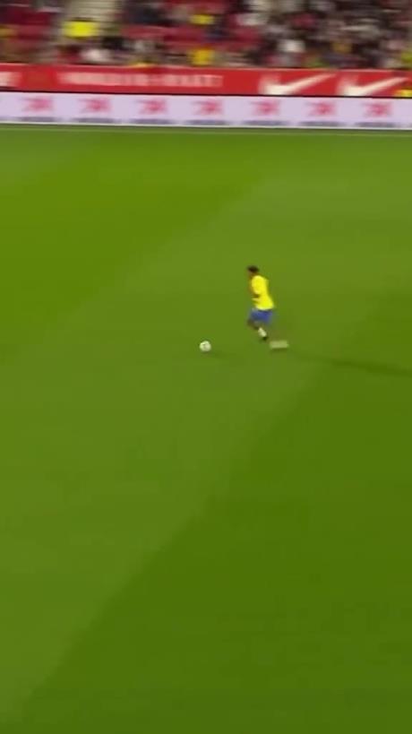 45歲還開(kāi)掛！小羅再現(xiàn)牛尾巴過(guò)人，微笑單挑門(mén)將輕松打進(jìn)